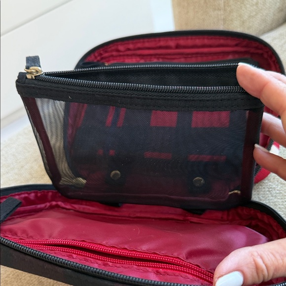 NWOT Tartan & Twine Stylish Black and Red Travel Cosmetics Bag - Picture 2 of 6